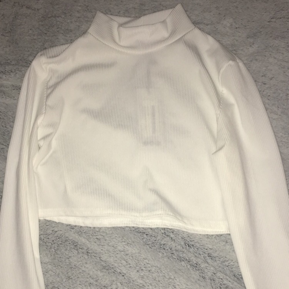 white long sleeve crop top